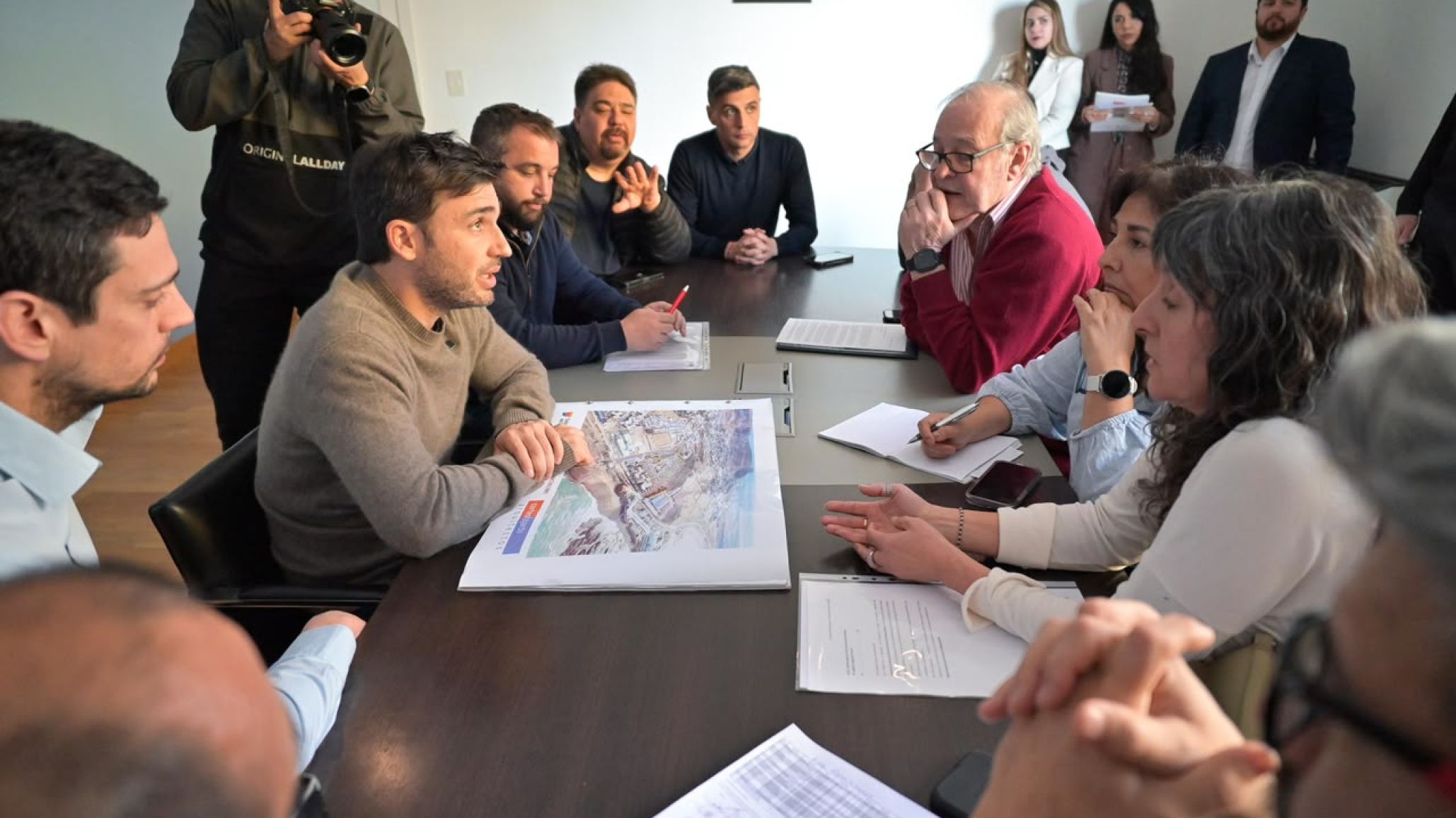 Torres firmó el decreto que destina lotes con servicios a familias damnificadas por el derrumbe del Cerro Hermitte