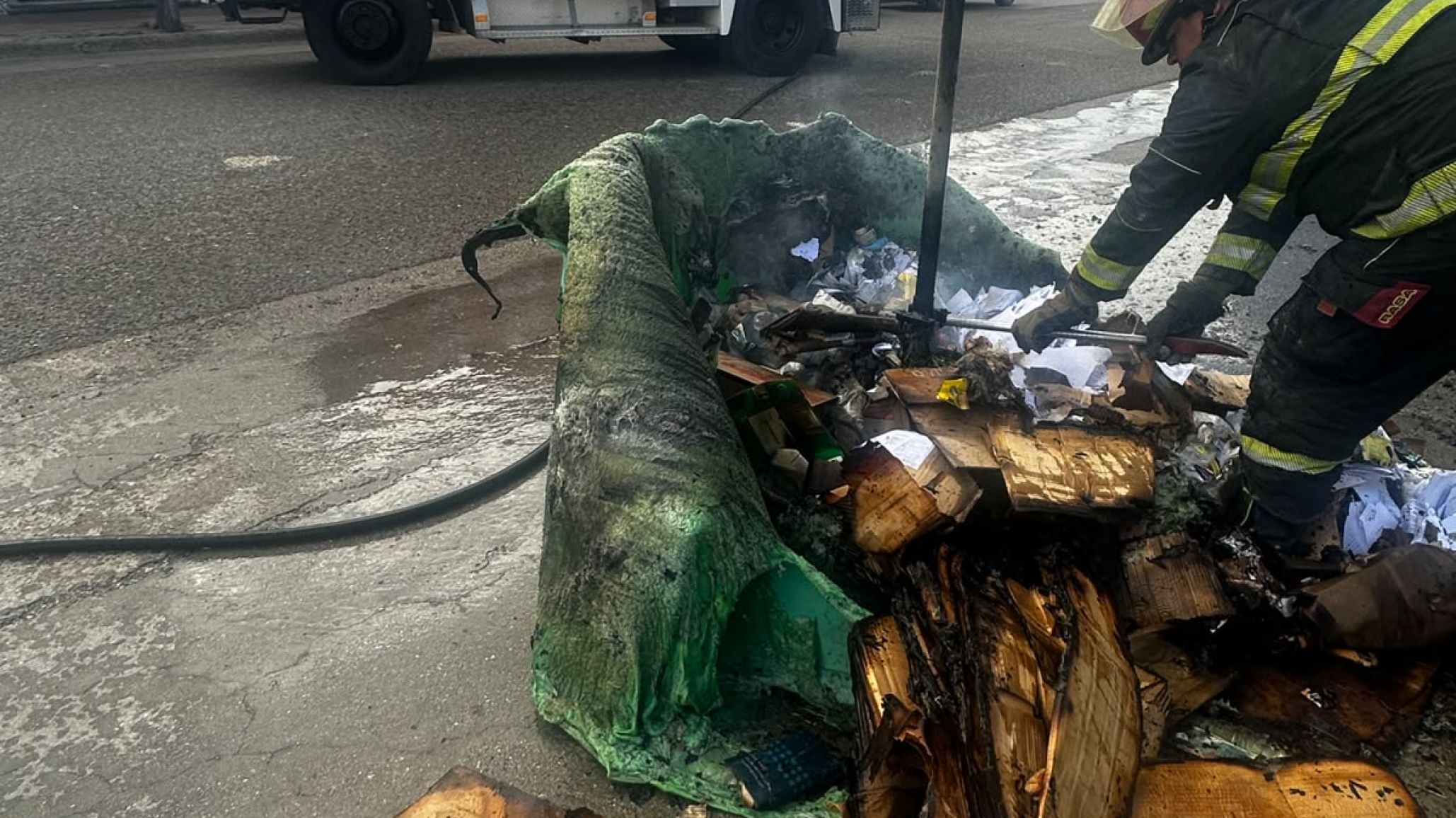 Incendiaron un contenedor de basura y debieron intervenir los Bomberos Voluntarios