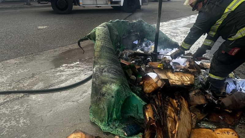 Incendiaron un contenedor de basura y debieron intervenir los Bomberos Voluntarios
