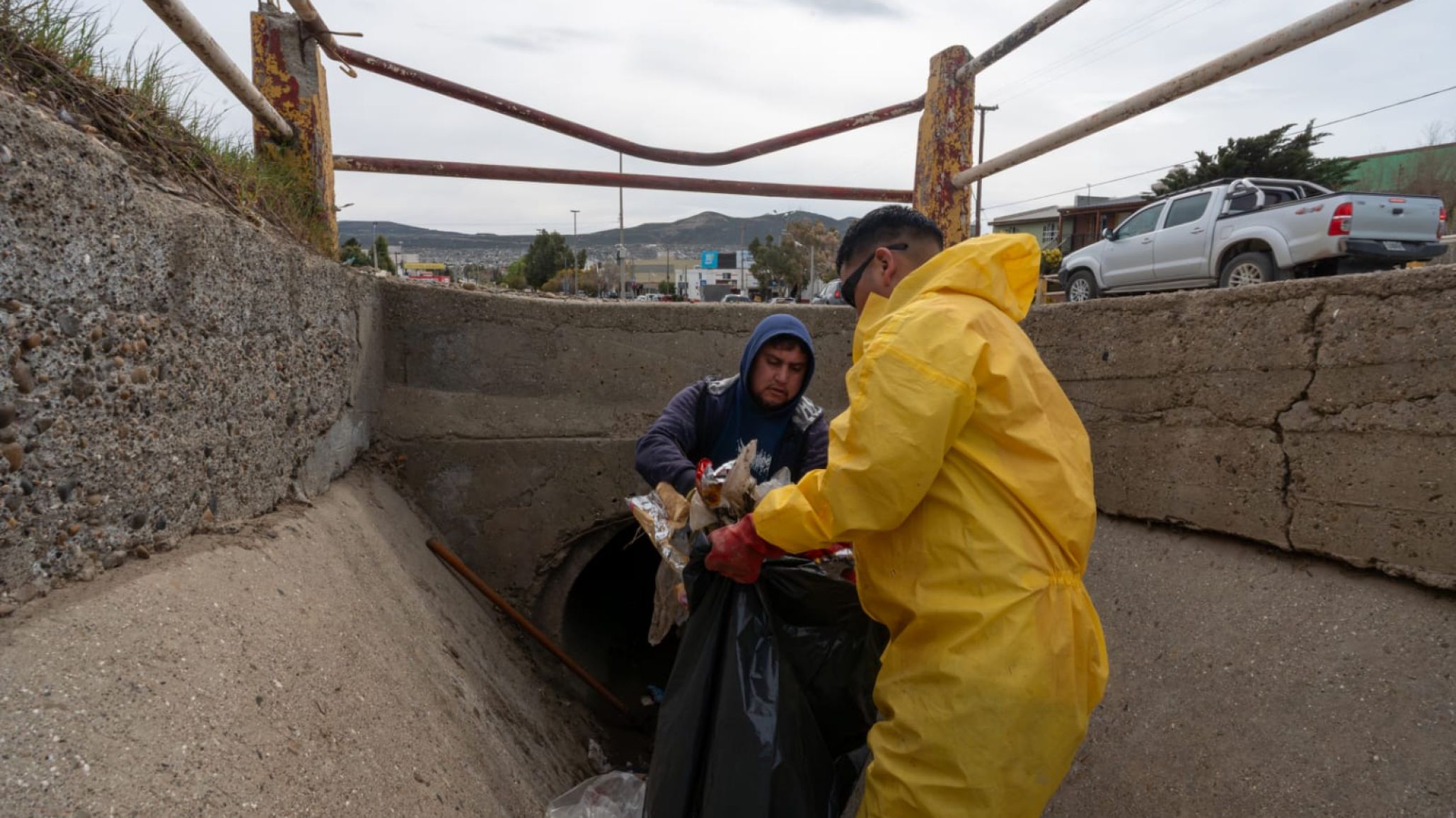Ante la alerta por lluvias en Comodoro, piden no dejar basura en veredas y advierten por pluviales obstruidos