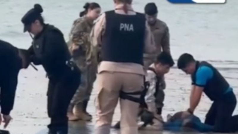 Urgente en Comodoro: sacaron a una persona del agua y la trasladaron mientras intentaban reanimarla