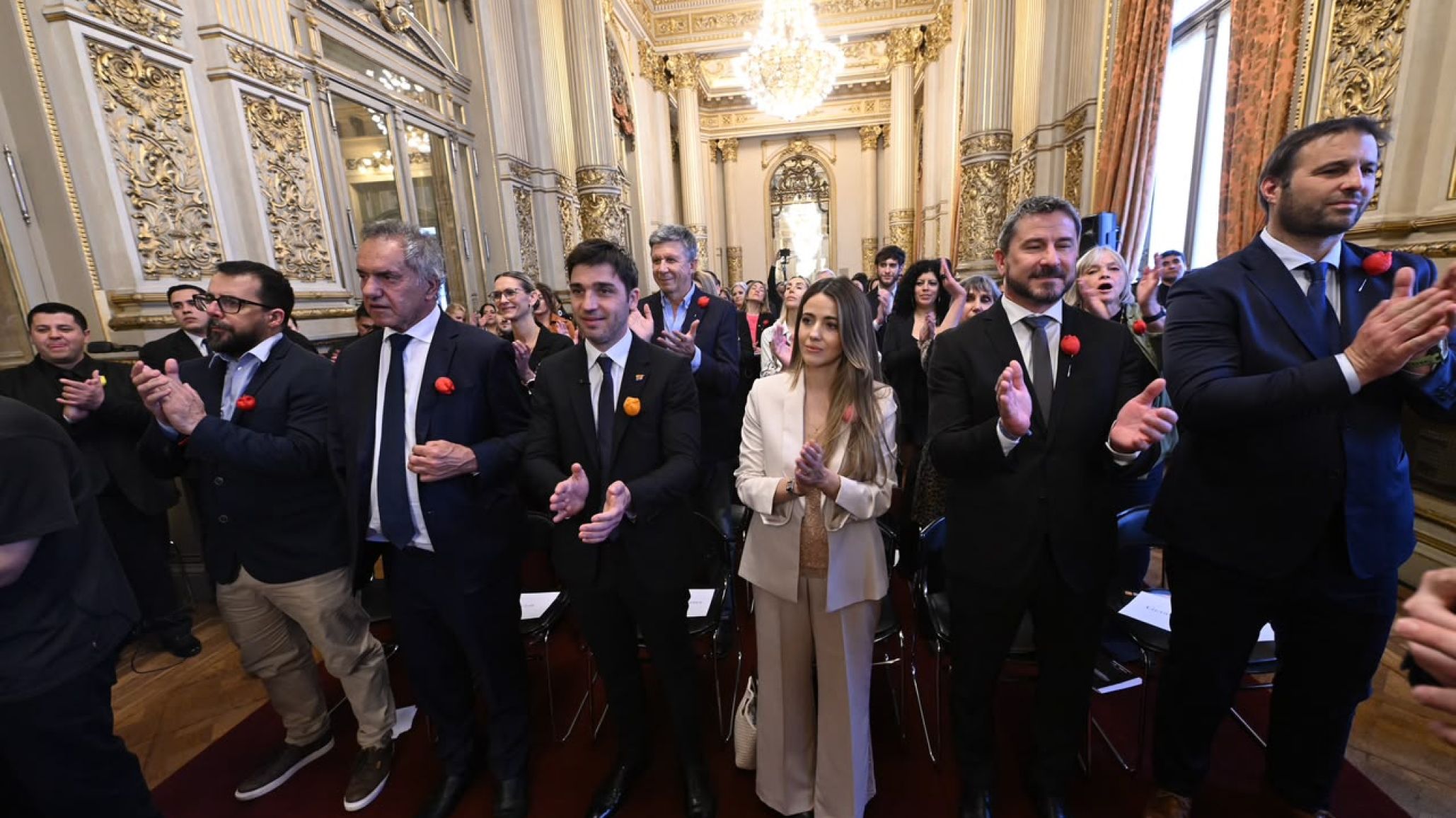 Torres acompañó a la Orquesta del barrio INTA en su histórica presentación en el Teatro Colón