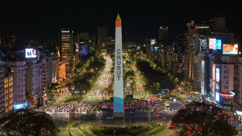 El Obelisco se iluminó con los paisajes de Chubut para el lanzamiento de la temporada turística
