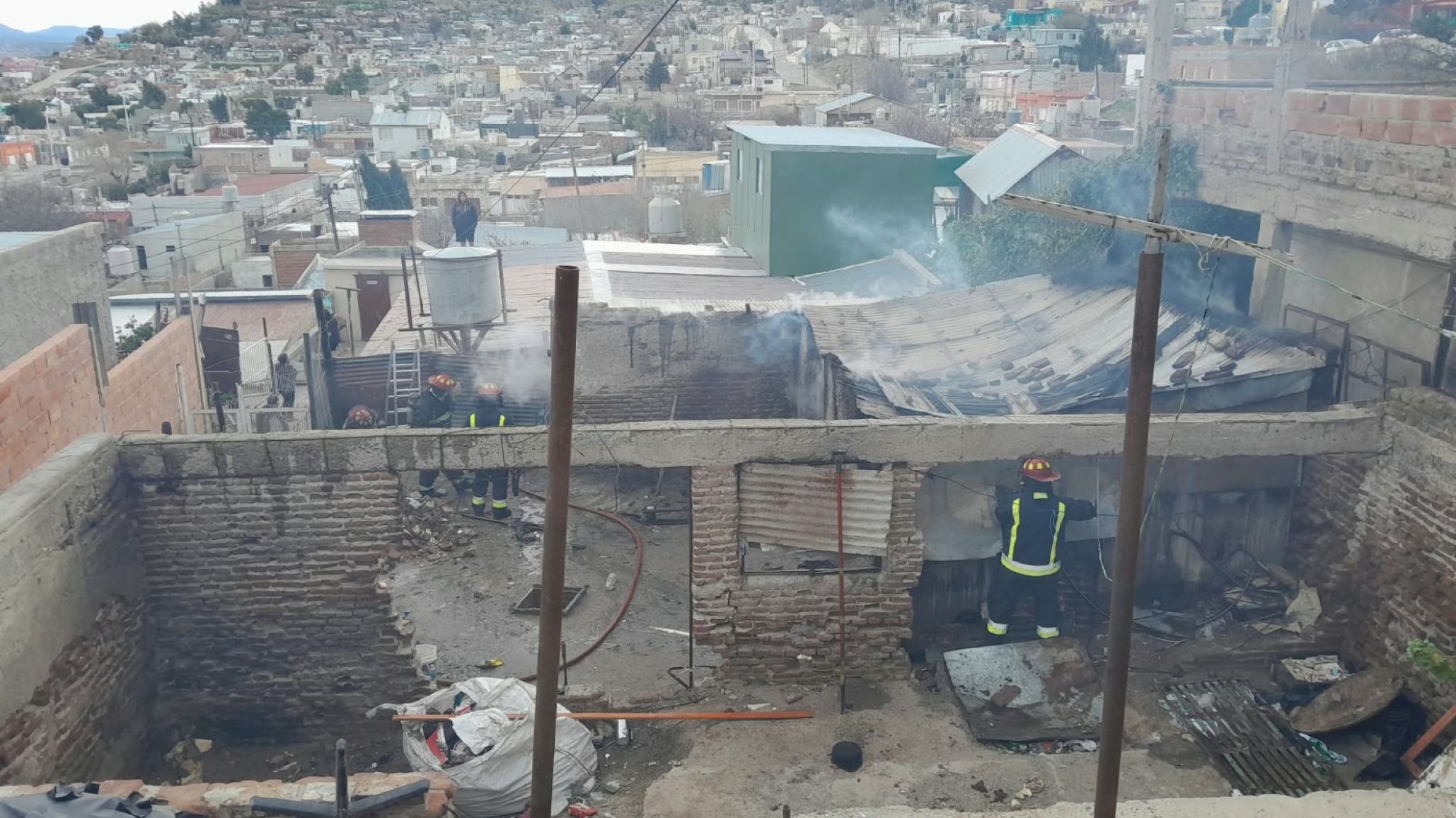 Incendio en una vivienda de Comodoro Rivadavia: Bomberos sofocaron las llamas y no hubo heridos
