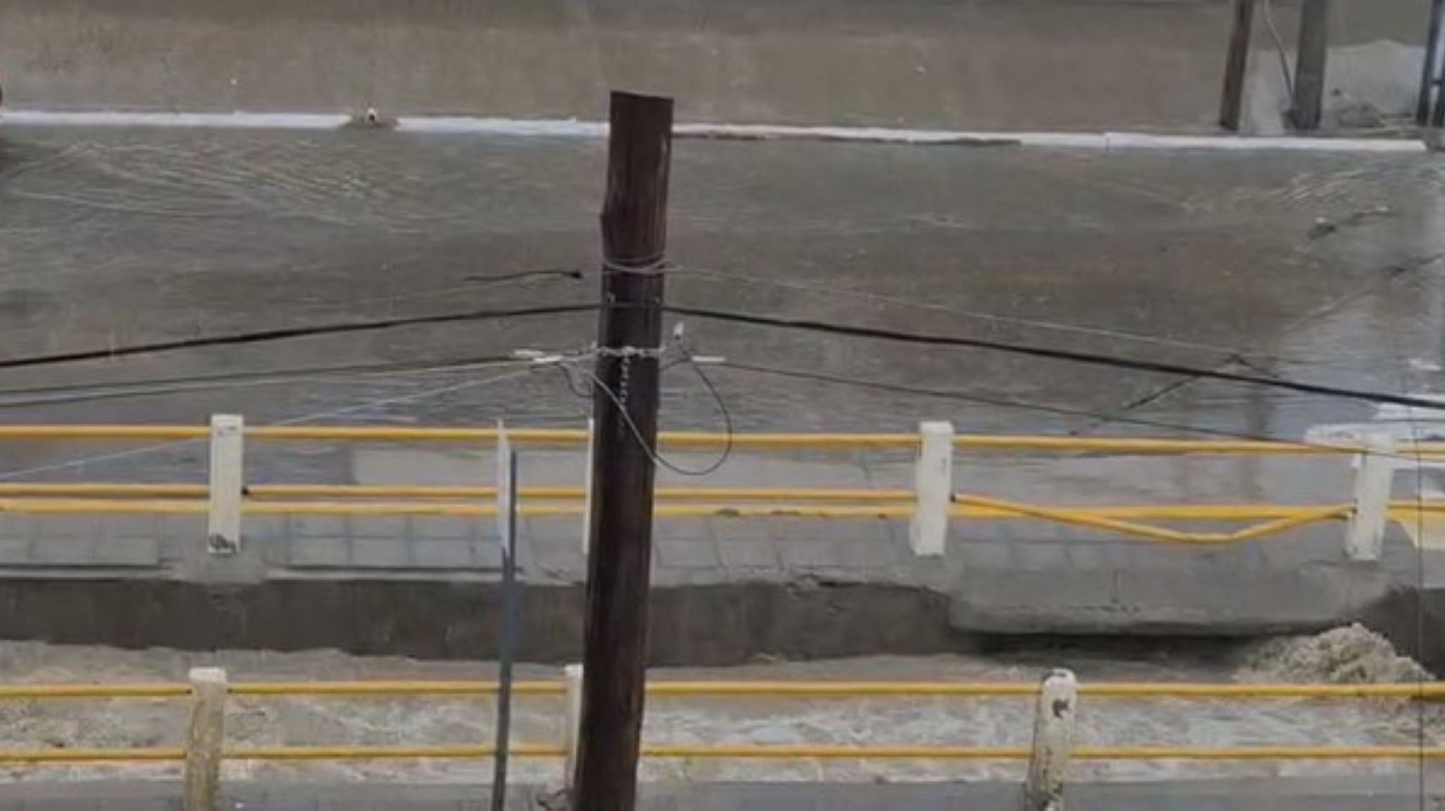 Alerta naranja en Comodoro: la intensa lluvia anegó el canal de avenida Roca y la cancha del Club Ciudadela