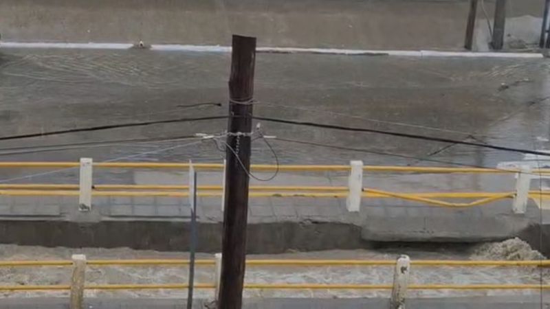 Alerta naranja en Comodoro: la intensa lluvia anegó el canal de avenida Roca y la cancha del Club Ciudadela