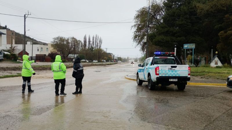 Temporal en Comodoro: advierten por acumulación de agua en una avenida del barrio Saavedra