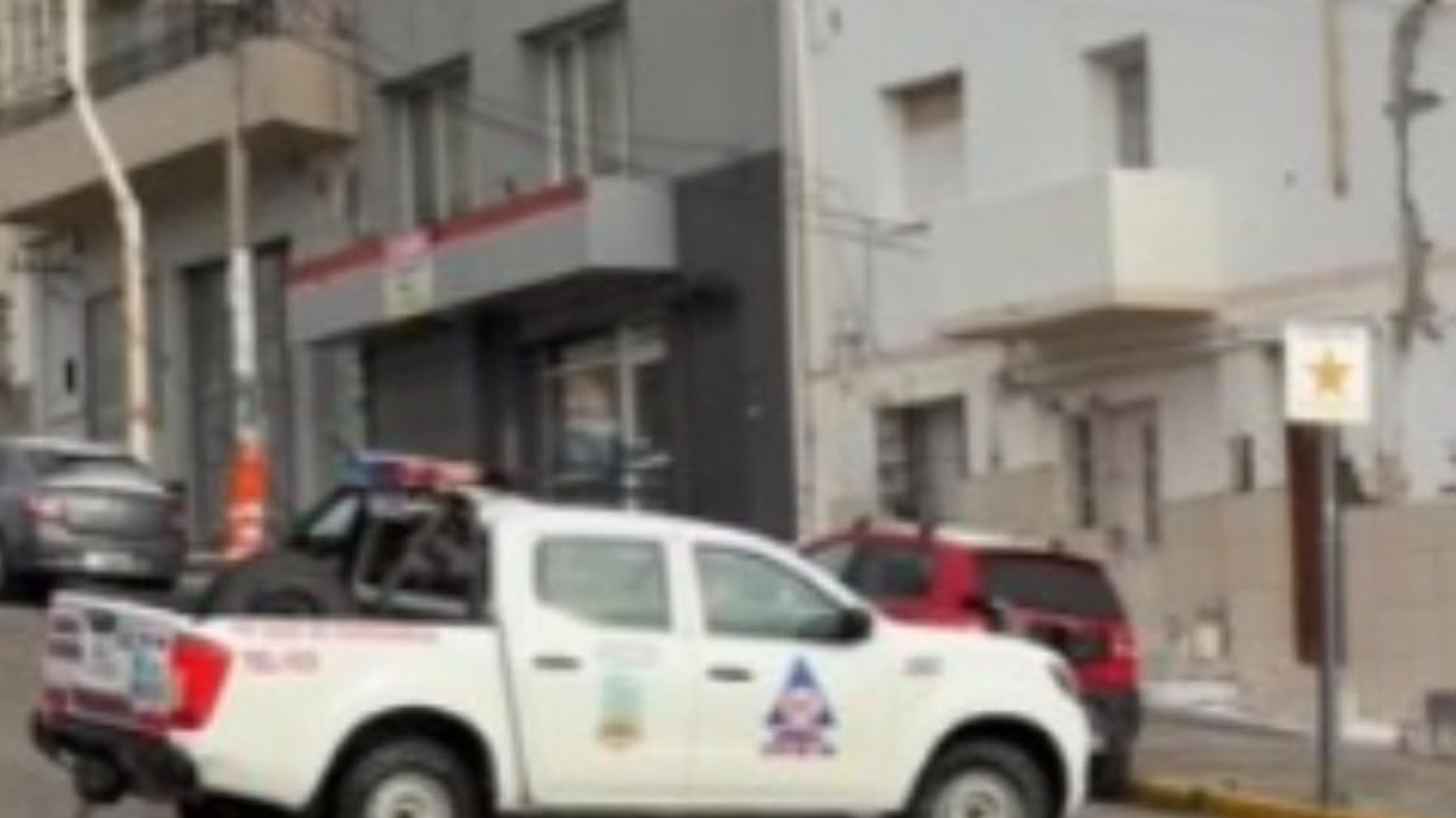 Defensa Civil trabaja en pleno centro de Comodoro tras las lluvias