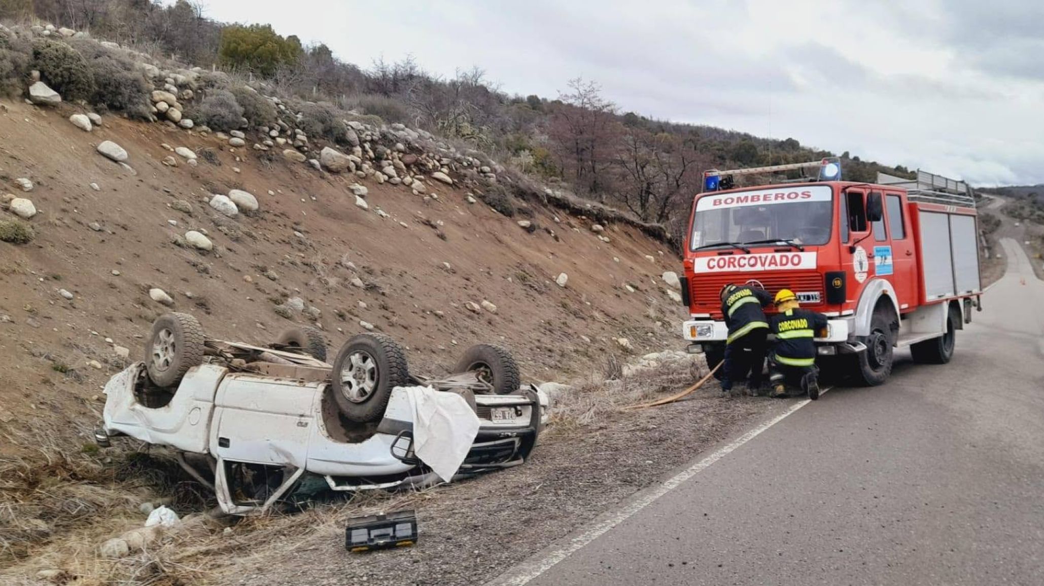 Ruta 17: un matrimonio de unos 70 años volcó y fue auxiliado por automovilistas antes de que llegaran Bomberos