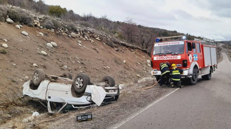 Ruta 17: un matrimonio de unos 70 años volcó y fue auxiliado por automovilistas antes de que llegaran Bomberos