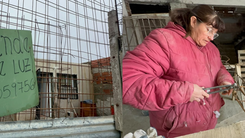 Mujeres constructoras en Comodoro: fabrican pilares de luz y buscan avanzar con los de gas