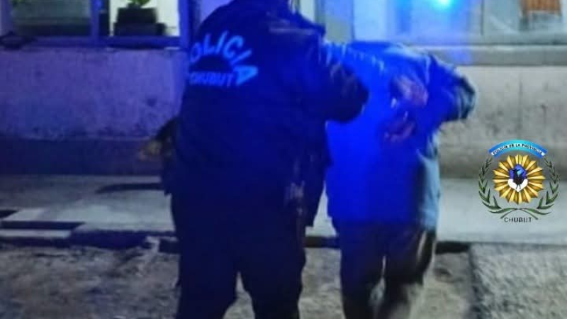 Detuvieron a un hombre cuando intentaba ingresar a una vivienda en Comodoro