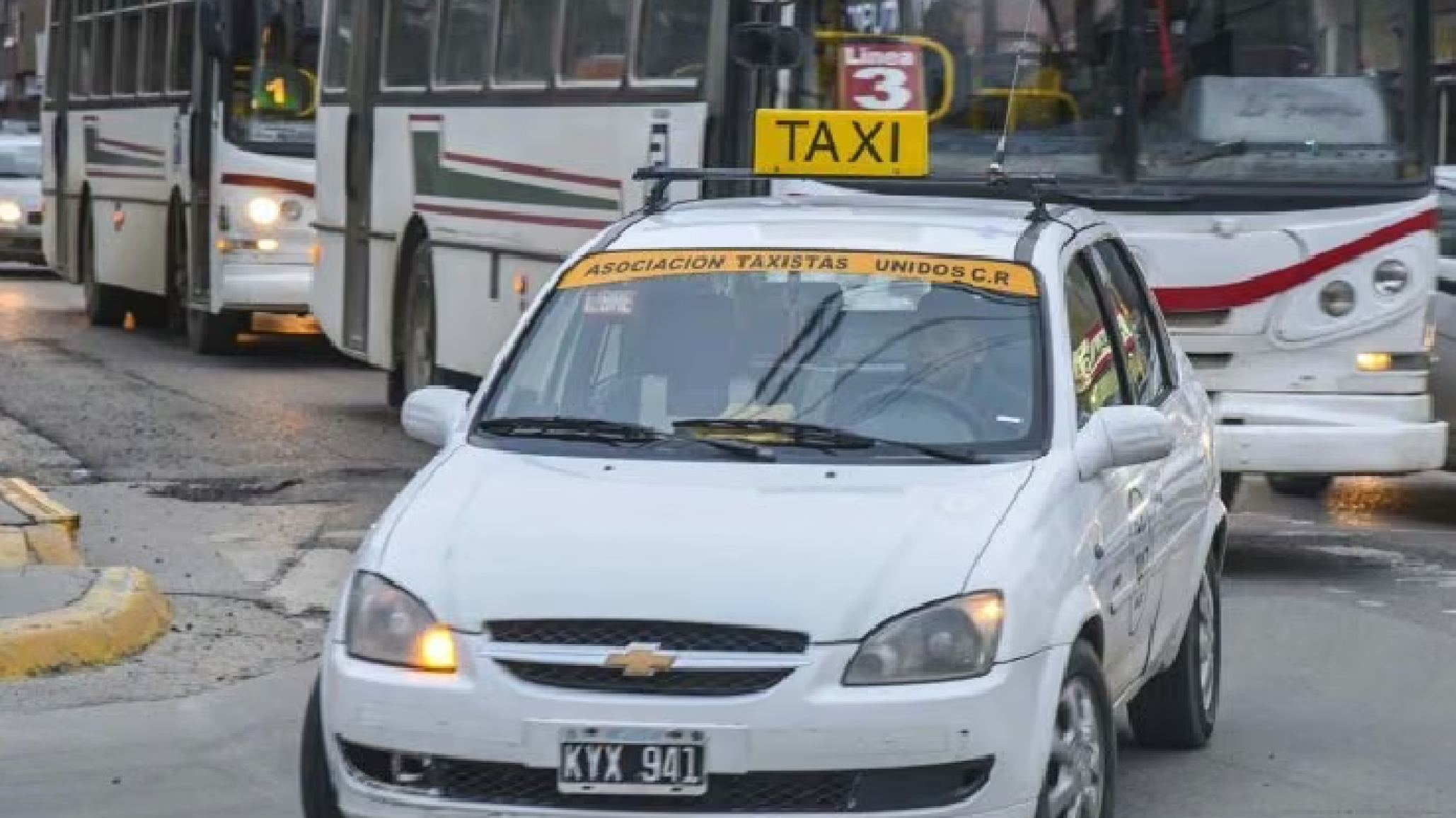 Taxis en Comodoro: proponen llevar la bajada de bandera diurna a $2.550
