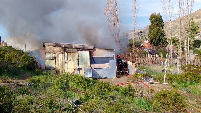 Incendio en Manantial Rosales: una construcción de chapa fue alcanzada por las llamas