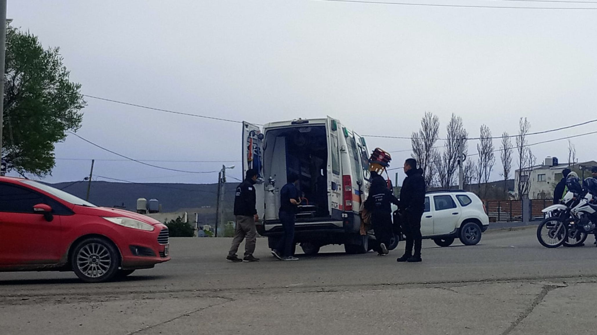 Un ciclista sufrió fuertes dolores tras un accidente con un auto en avenida Kennedy