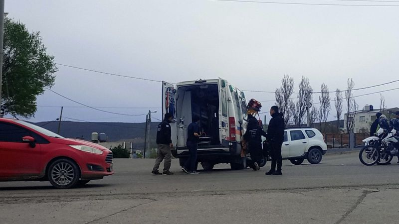 Un ciclista sufrió fuertes dolores tras un accidente con un auto en avenida Kennedy