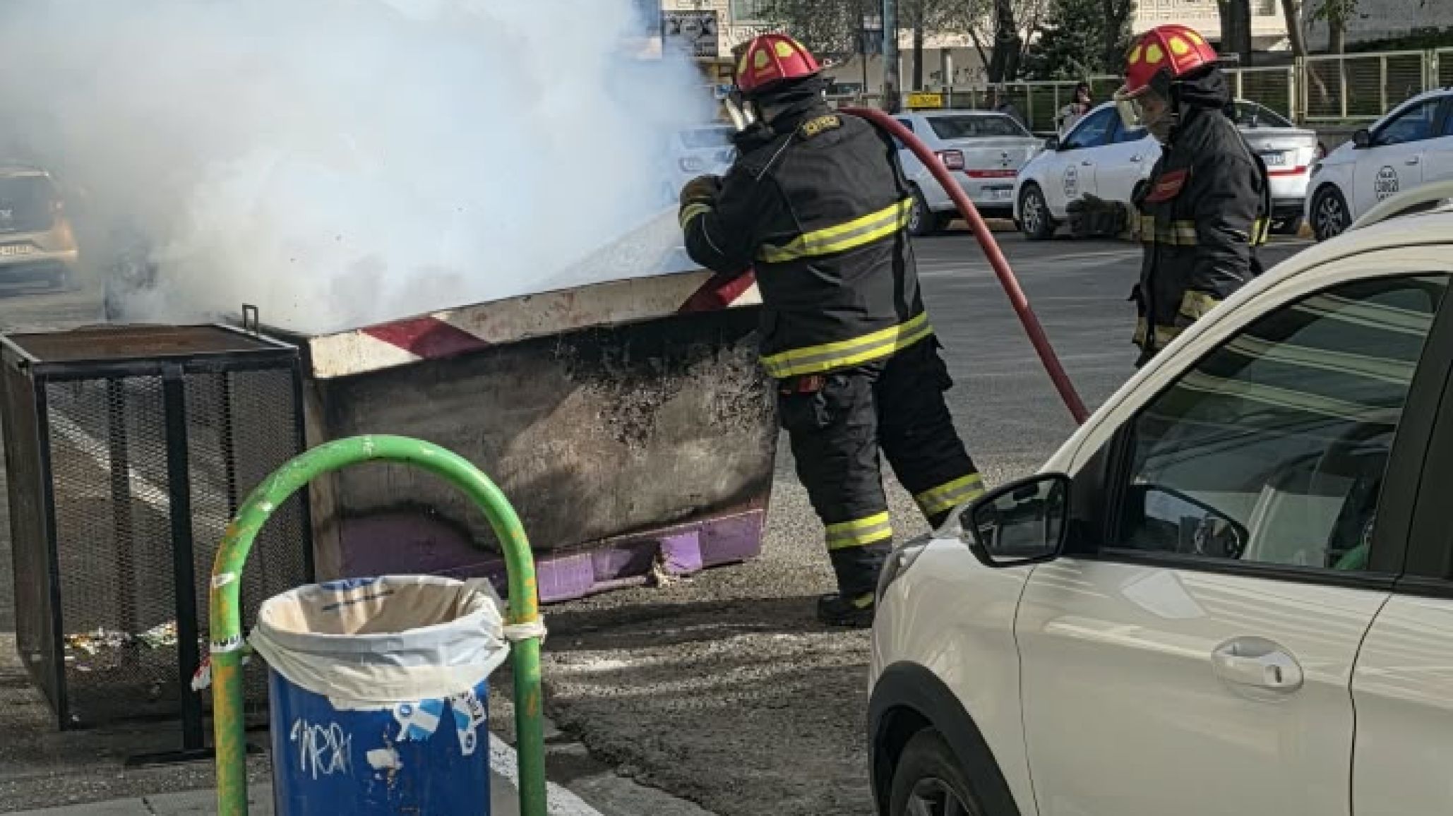 Se incendió una batea de residuos en pleno centro de Comodoro