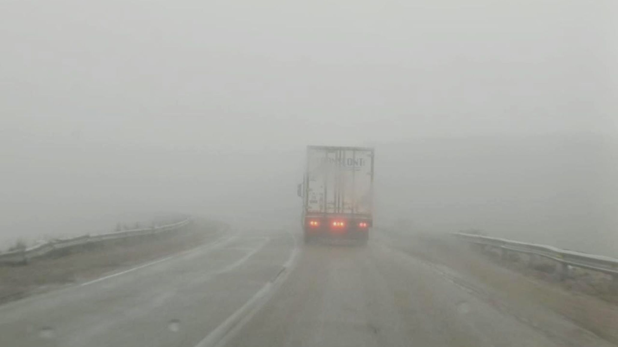Lluvia, niebla y calzada mojada en el acceso norte a Comodoro: piden extrema precaución