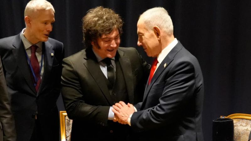 En soledad y abrazado al odio