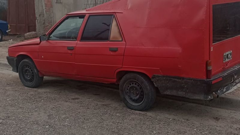 Transformaron un Renault 9 en furgoneta y sorprendieron: "El auto que dibujaba de chiquito"