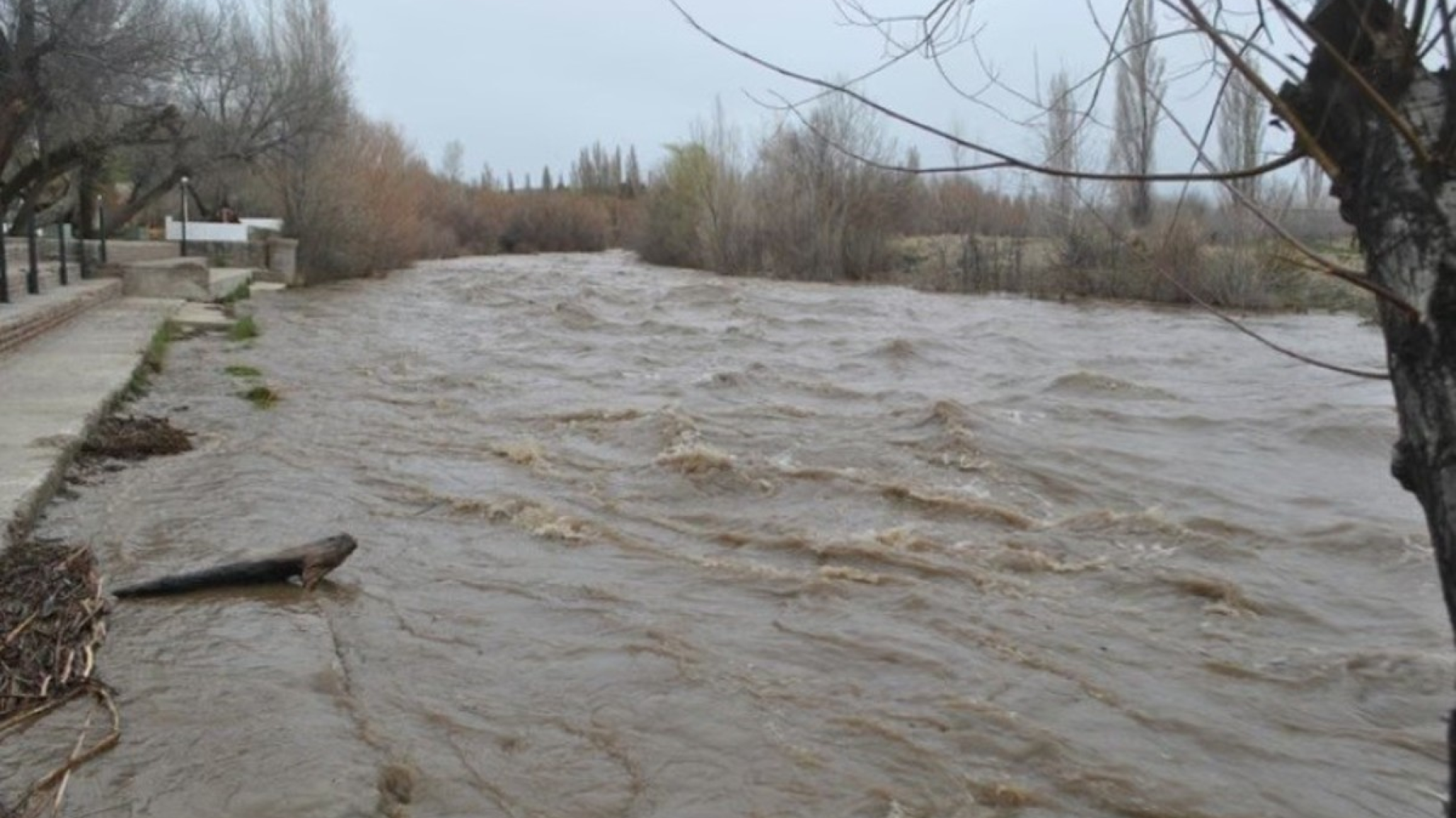 Alerta roja en Neuqu閚: desbordes, hospitales evacuados y rutas intransitables por un temporal extremo