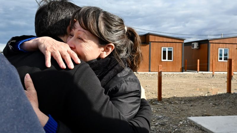 Torres entregó las primeras viviendas a familias afectadas por el derrumbe del Cerro Hermitte