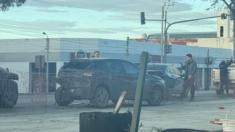 Choque múltiple frente a la Toyota en Comodoro Rivadavia: un Jeep impactó contra otros tres vehículos