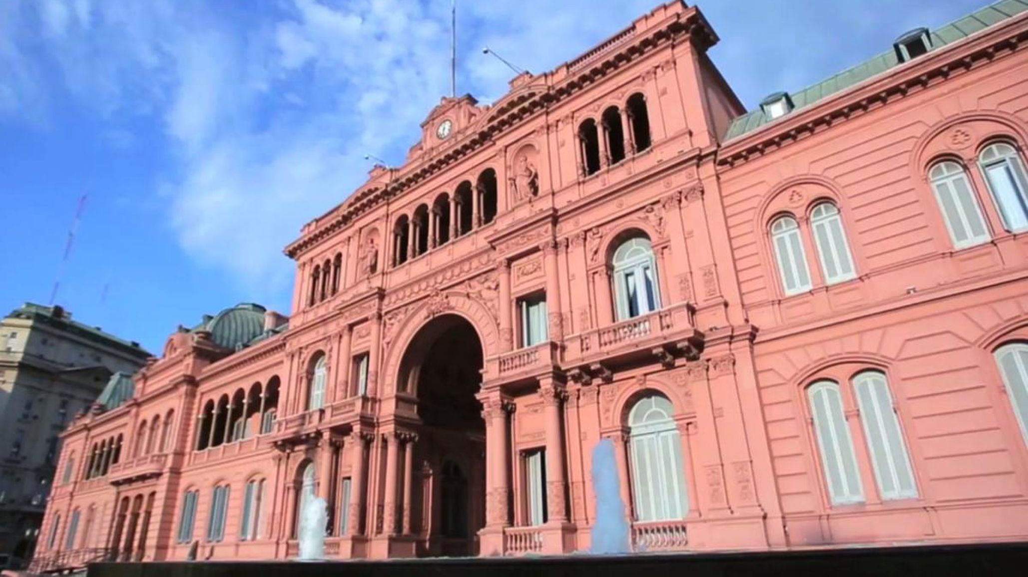 Operativo de urgencia: Una policía convulsionó en la Casa Rosada