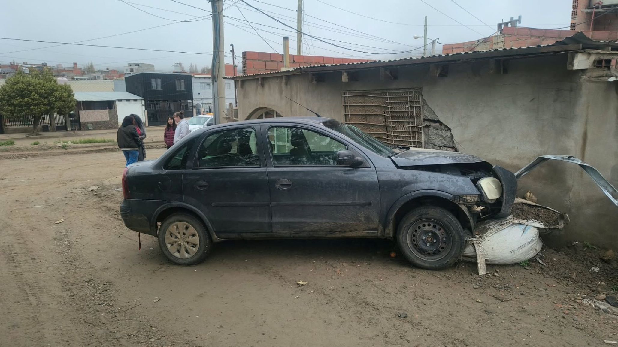 Comodoro Rivadavia: despistó, chocó contra una vivienda y dio positivo en alcoholemia