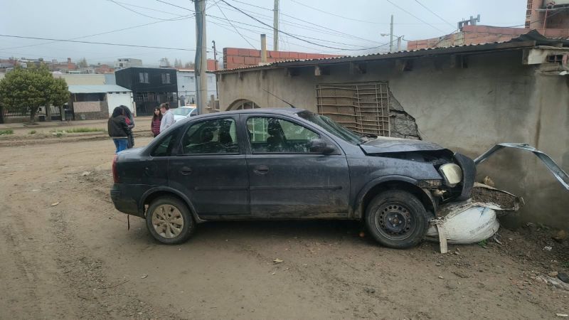 Comodoro Rivadavia: despistó, chocó contra una vivienda y dio positivo en alcoholemia