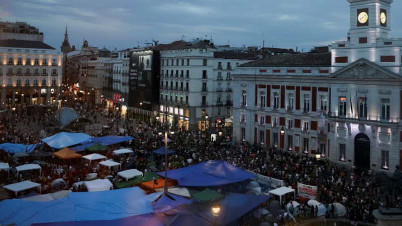 El desalojo de una jubilada de 87 años desató un masivo acampe por la vivienda en Madrid