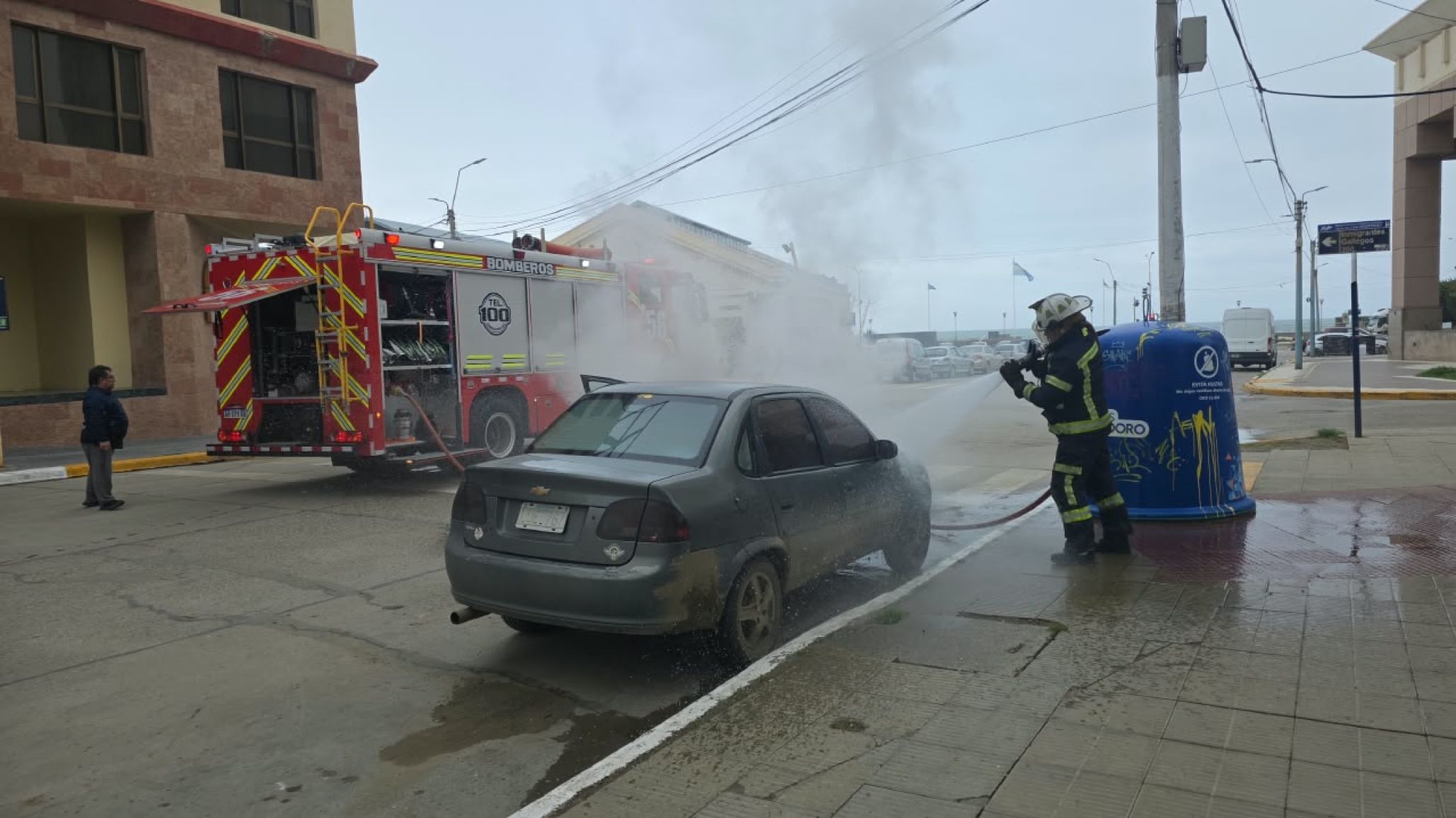 Comodoro: se le incendió el auto en pleno centro y presumen un desperfecto mecánico