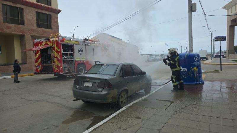 Bomberos apagaron un incendio vehicular en Comodoro Rivadavia