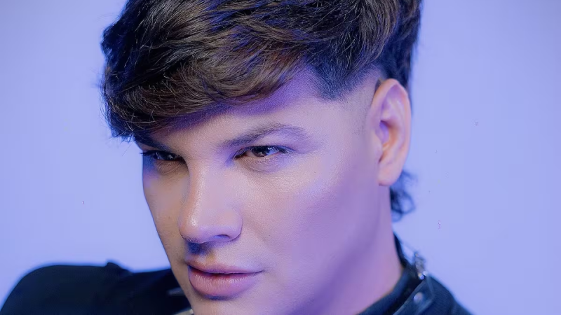 Emma Vich volvió a trabajar como peluquero y sorprendió con el cambio de look de una ex Gran Hermano
