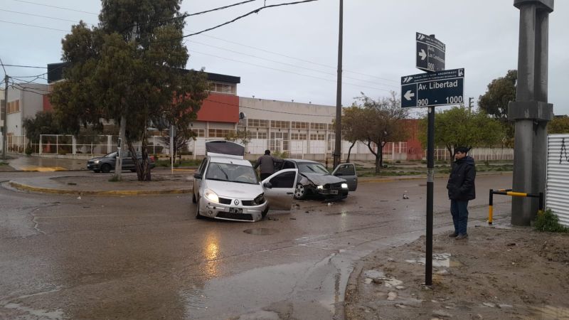 Dos heridos tras un fuerte choque en una esquina de Comodoro