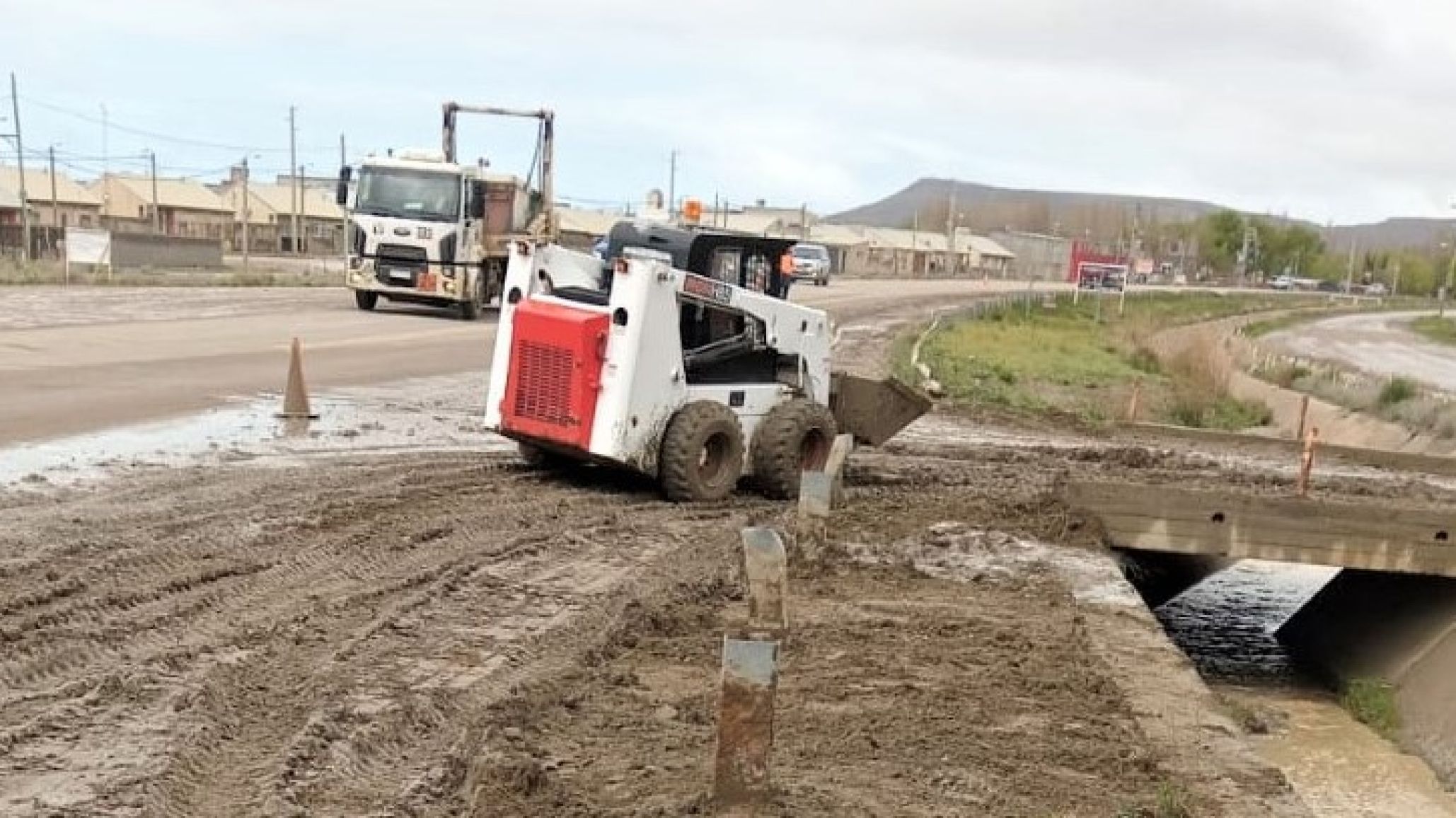 Operativo vial en la RN 3: acondicionan banquinas y reparan defensas tras choques en el Km 14