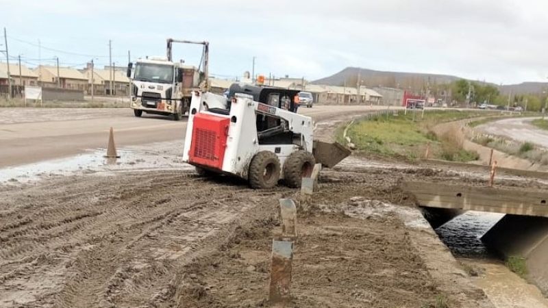 Operativo vial en la RN 3: acondicionan banquinas y reparan defensas tras choques en el Km 14
