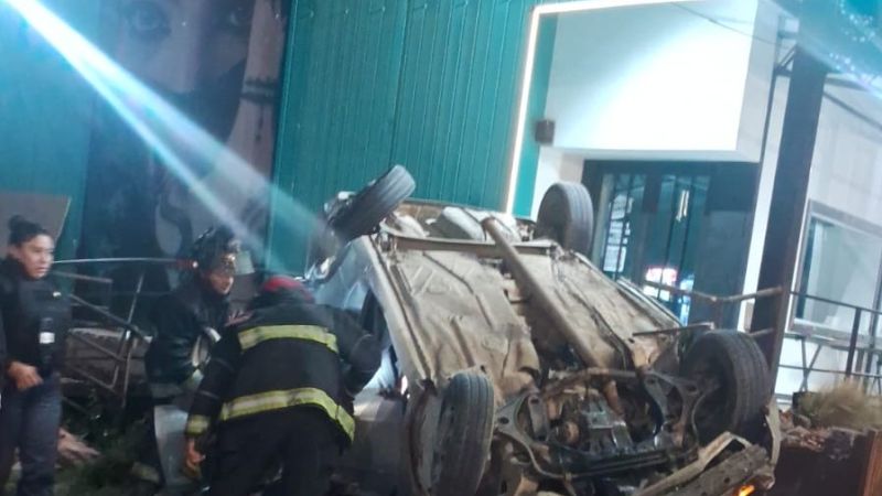 Tragedia en Comodoro: volcó un VW Gol en avenida Ducós y dejó una persona fallecida y dos heridas