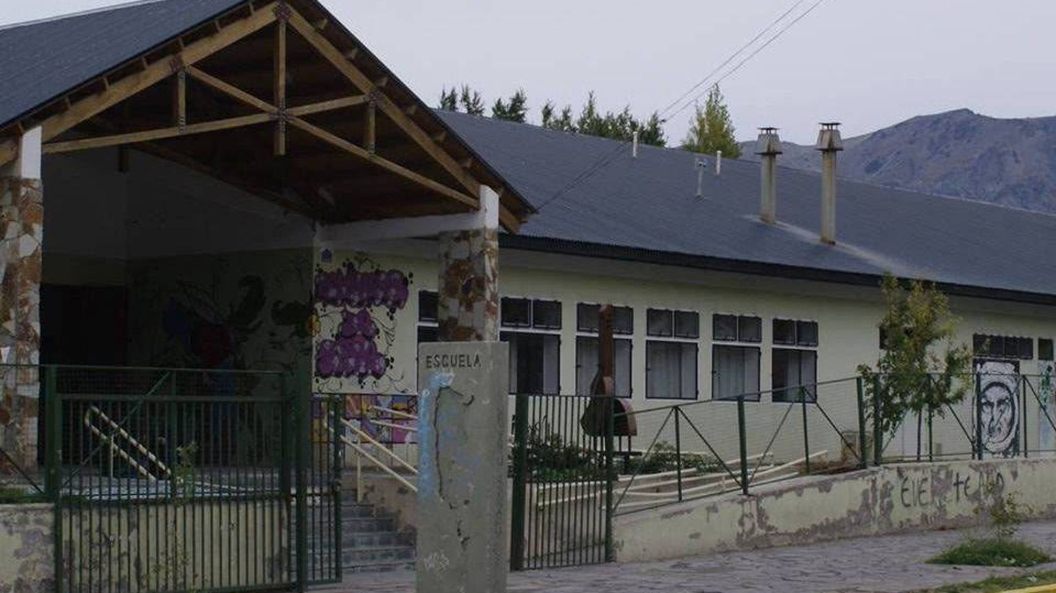 Chubut: tiraron gas pimienta en una escuela y un menor resultó afectado