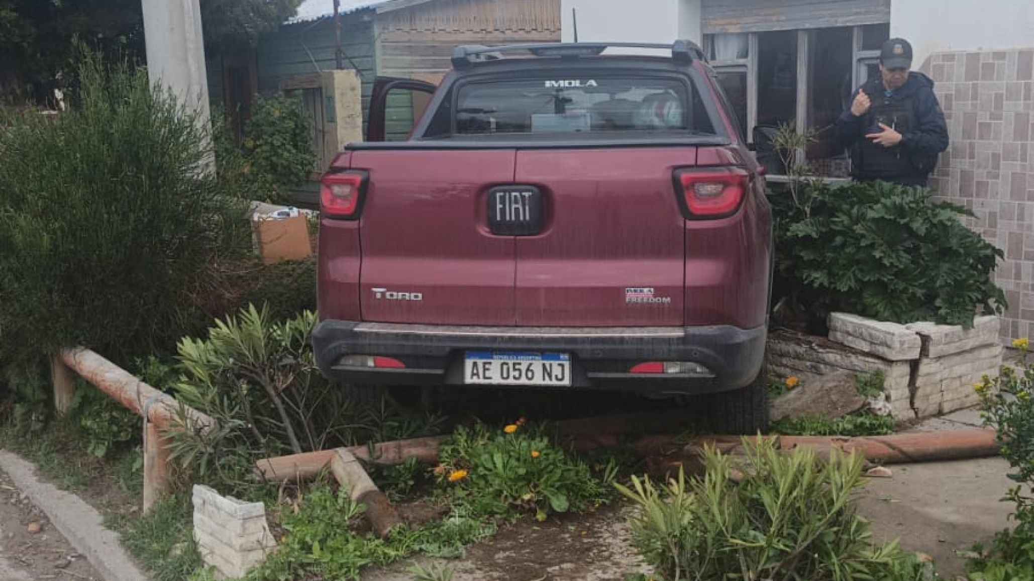Despiste en Caleta Córdova: chocó contra una casa y provocó daños en los canteros