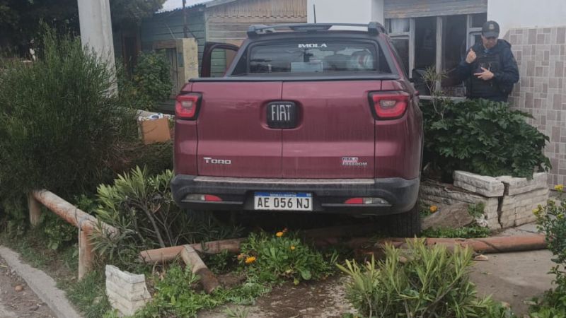 Despiste en Caleta Córdova: chocó contra una casa y provocó daños en los canteros
