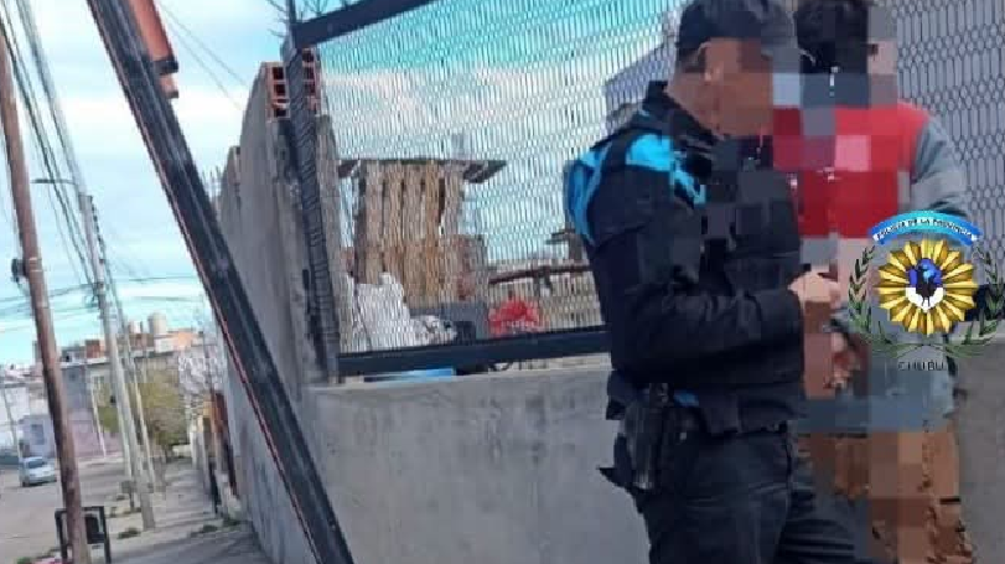 Atrapado en las alturas: Lo descubrieron robando cables del alumbrado público