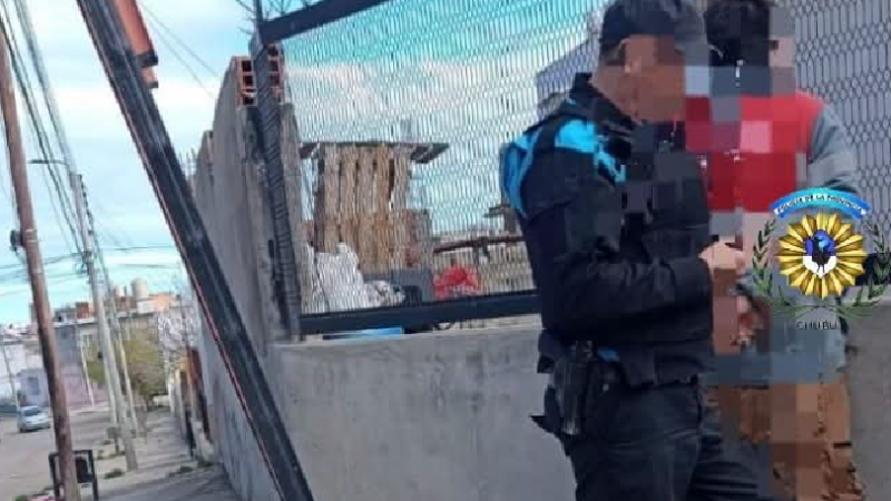Atrapado en las alturas: Lo descubrieron robando cables del alumbrado público