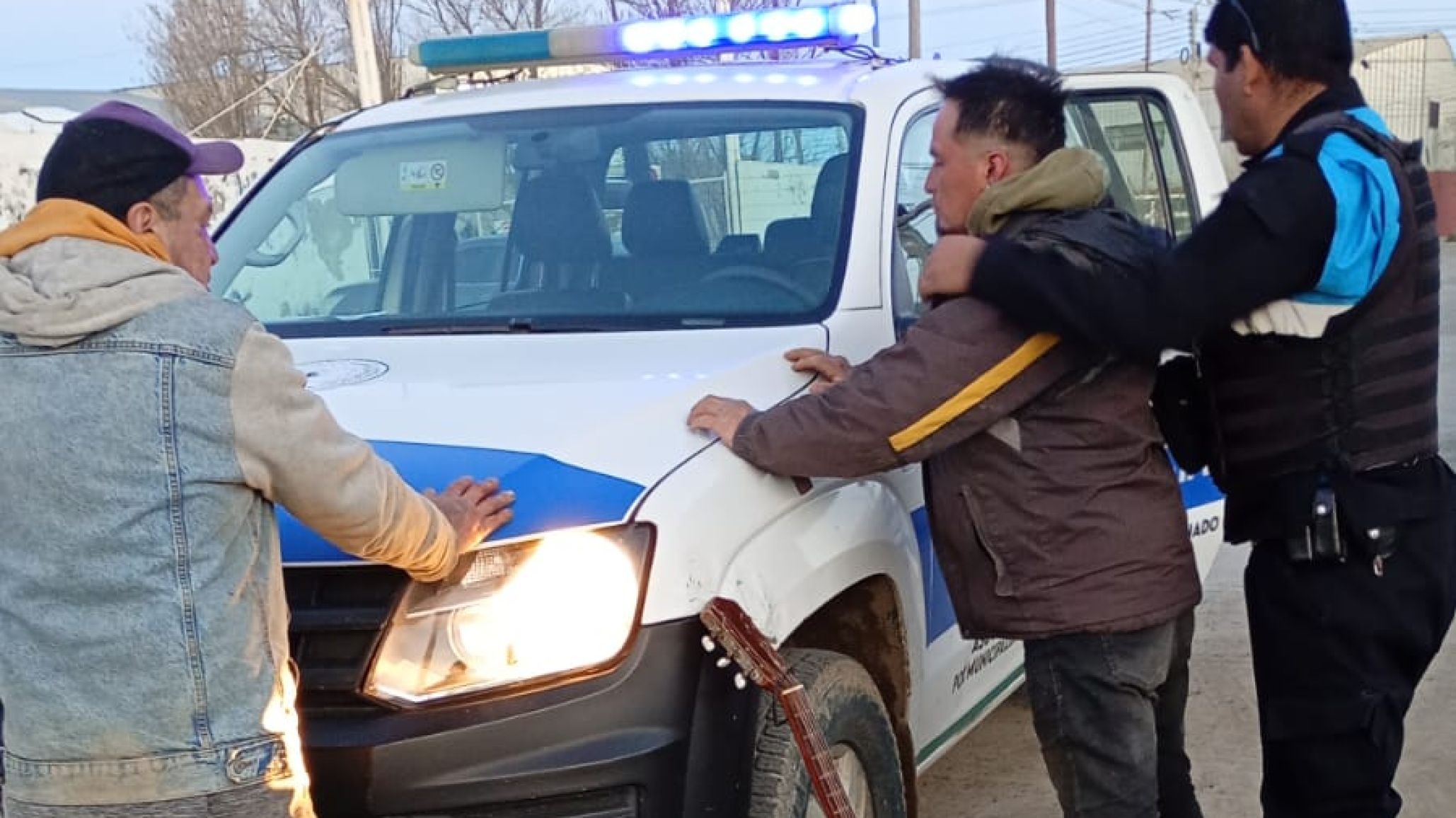 Los encontraron cortando cables dentro de un predio y fueron detenidos cuando intentaban escapar