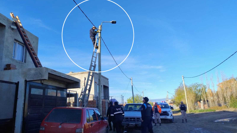 Los encontraron haciendo una conexión ilegal en un poste y dijeron que eran empleados de la SCPL