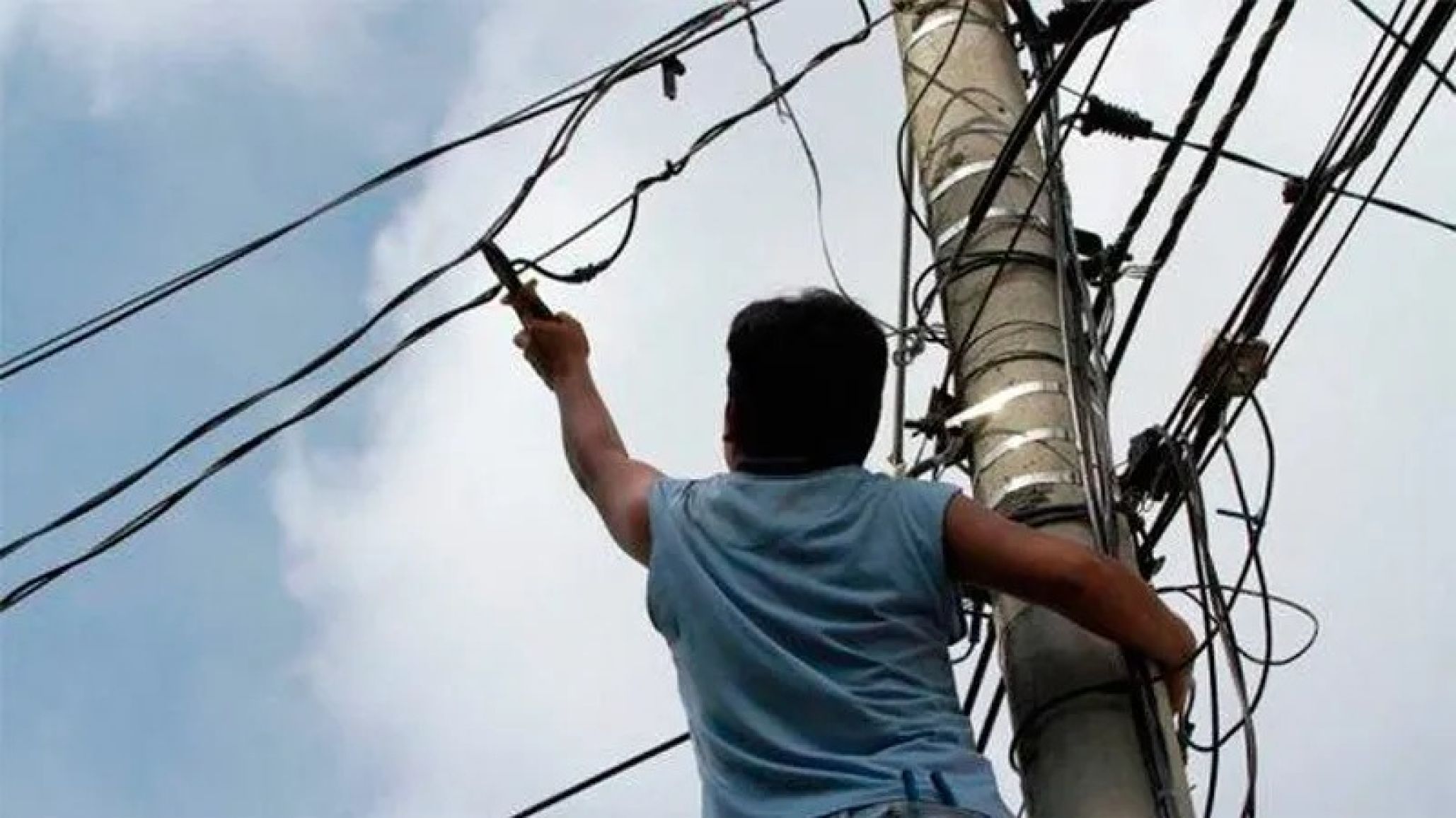 Cobraban $100 mil para reconectar la luz de manera clandestina y ahora investigan cómo conseguían los datos