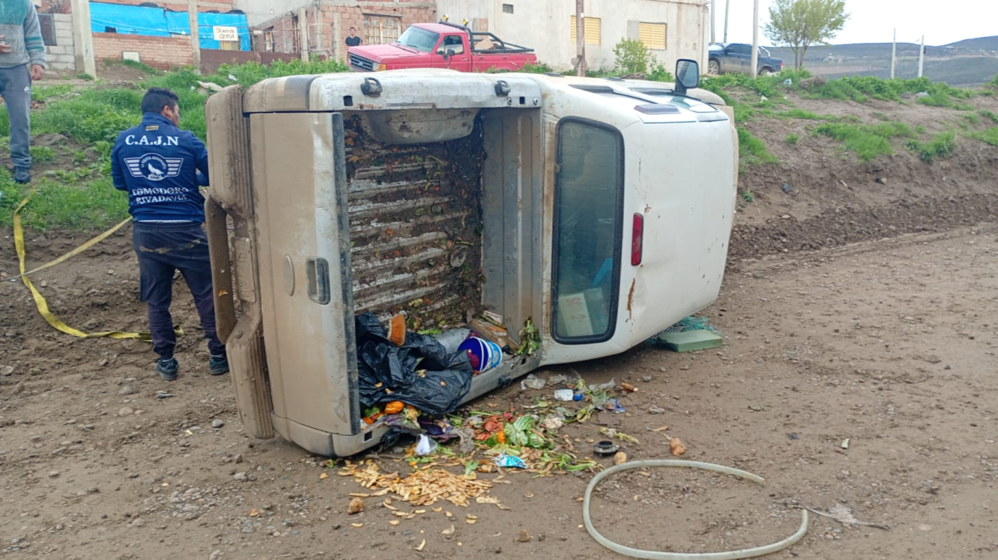 Perdió el control de su camioneta y volcó en avenida Pieragnoli