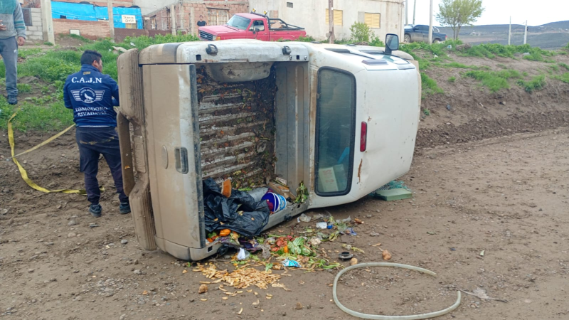 Perdió el control de su camioneta y volcó en avenida Pieragnoli