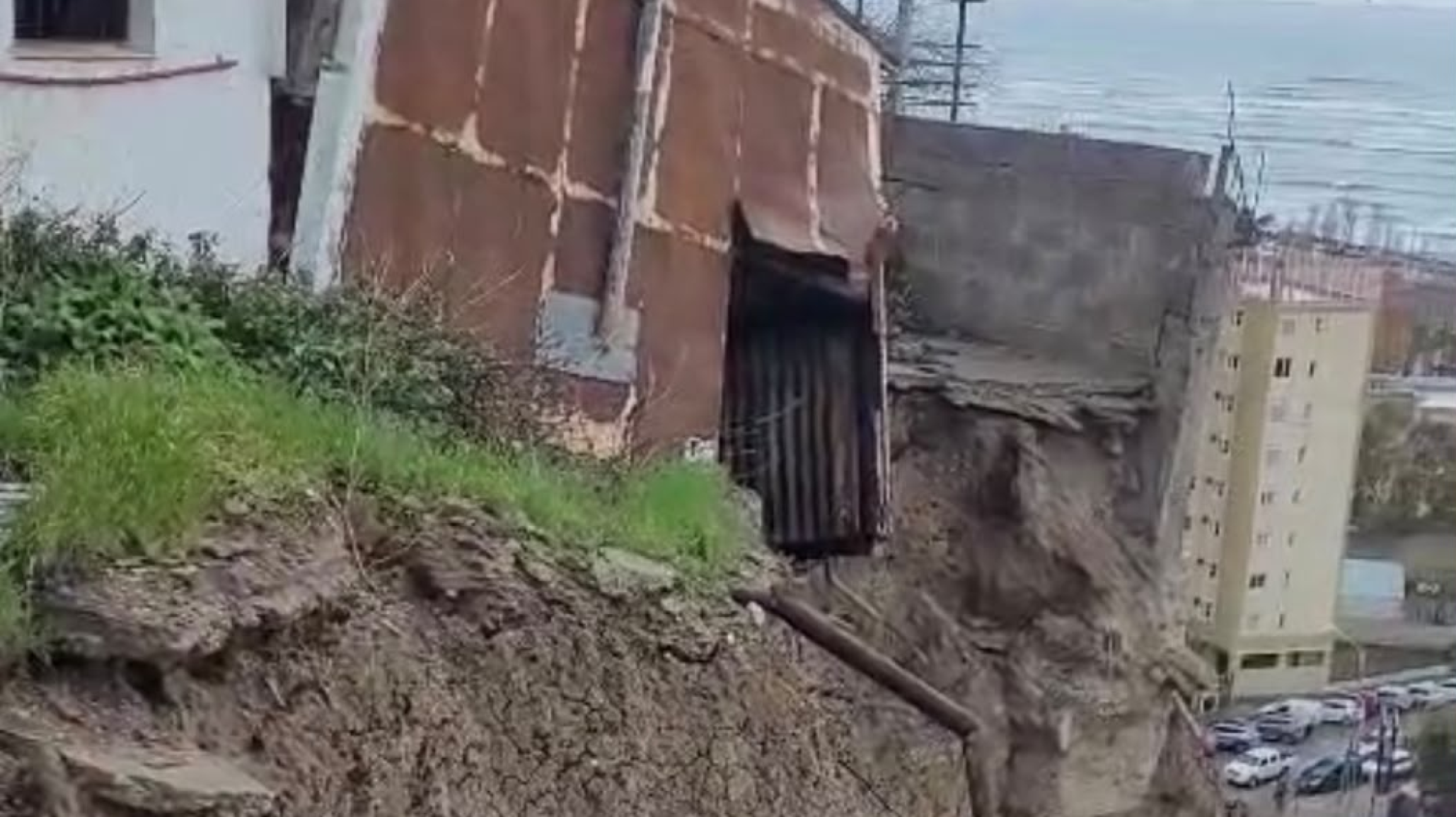 Ahora: trabajan en una casa que tiene peligro de derrumbe
