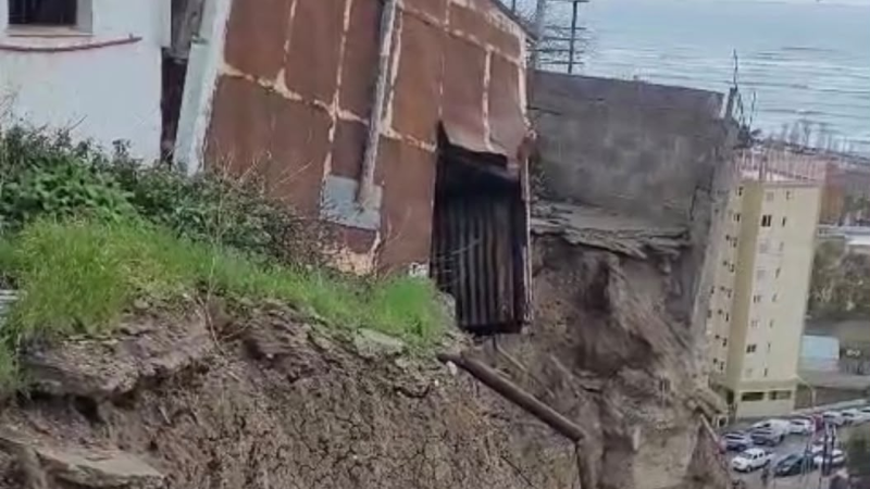 Ahora: trabajan en una casa que tiene peligro de derrumbe